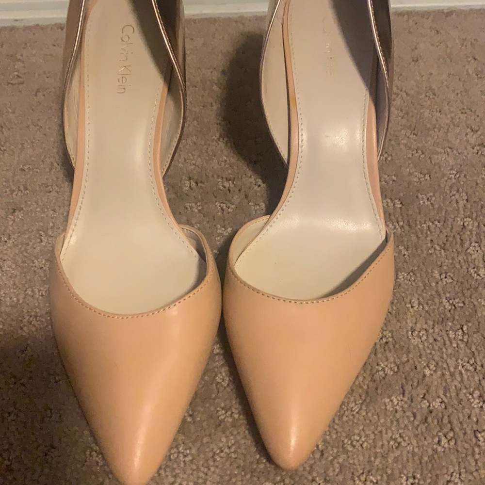 Calvin Klein - nude color/metallic back size8 pump